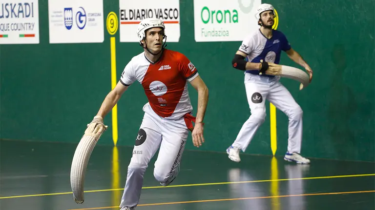 Javier Urriza corre en busca de la pelota ante Barrenetxea. Maialen Andrés.