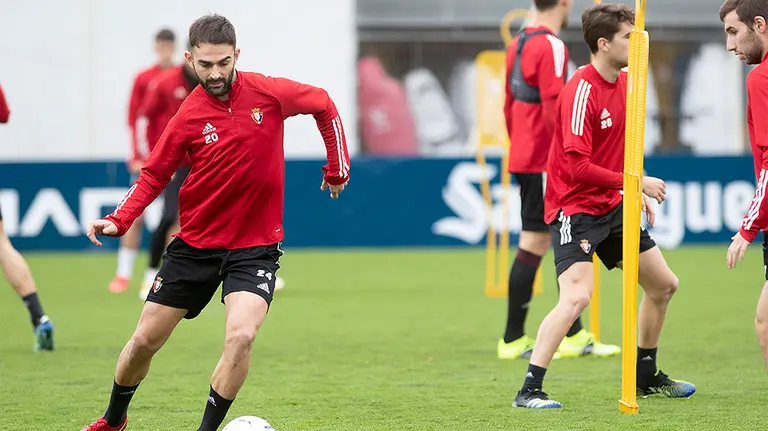 Adrián López en un entrenamiento en Tajonar CA Osausna.