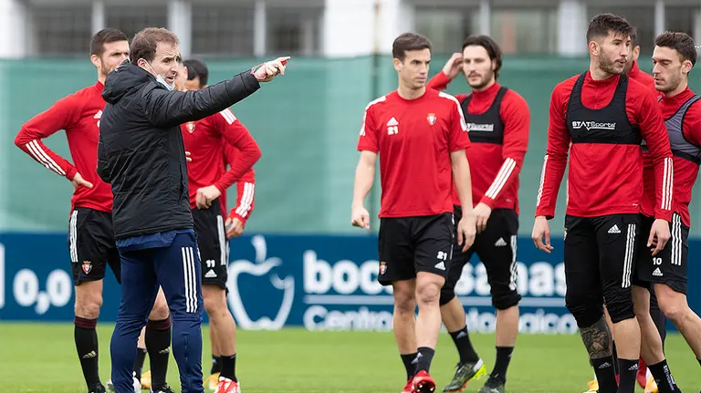 Jagoba Arrasate hablando con sus jugadores en Tajonar. CA Osasuna.