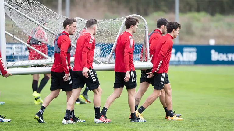 Los jugadores trasladan una portería en Tajonar. CA Osasuna.