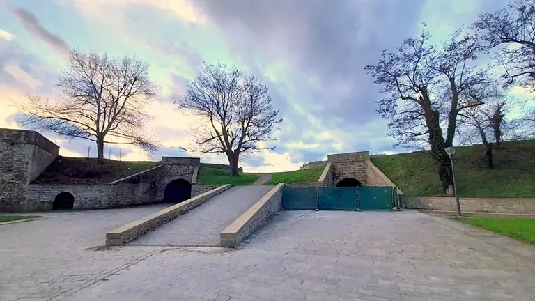 Una de las zonas públicas cerradas de la Ciudadela. PSN PAMPLONA