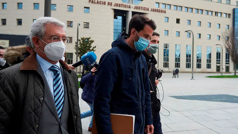 El acusado, Daniel L.O (c), de 36 años, sale este lunes del Palacio de Justicia de Pamplona, tras alcanzar un acuerdo con la fiscalía en el que ha sido condenado a 115 años de prisión por delitos de atentado contra la intimidad contra 129 mujeres, 48 de ellas menores de edad comprendidas entre los 13 y los 17 años. EFE/Iñaki Porto