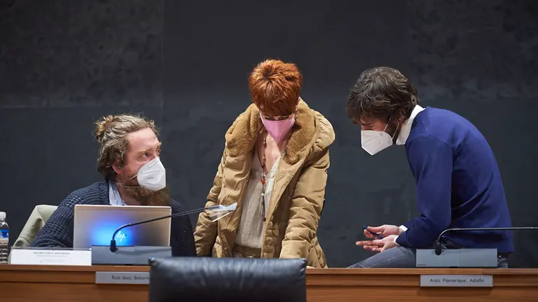 Maiorga Ramirez (i), Bakartxo Ruiz, ambos de EH BIldu, hablan con Mikel Buil, portavoz de Podemos durante la mesa y junta de portavoces. MIGUEL OSÉS