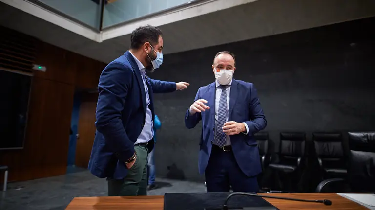 Javier Esparza (d) y Ramón Alzorriz (i), hablan durante la mesa y junta de portavoces de este Lunes. MIGUEL OSÉS