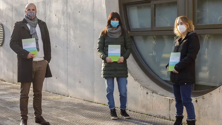 Los tres autores del manual editado por la UPNA. De izda. a dcha. Carlos López Molina, Ainara López Maestresalas y Laura de Miguel Turullols. UPNA