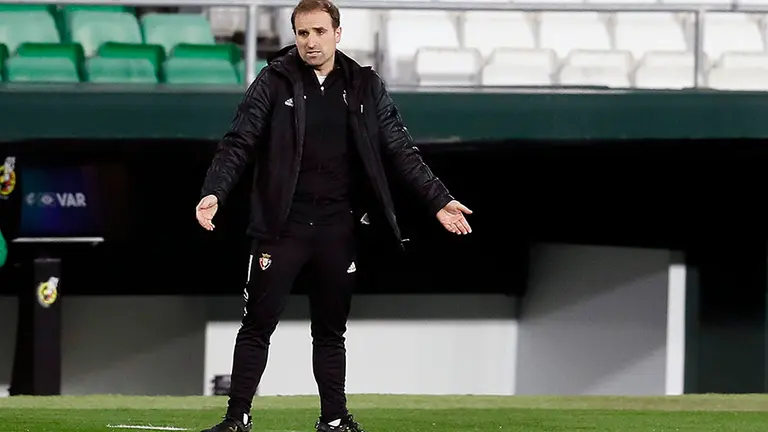 El técnico de Osasuna, Jagoba Arrasate, durante el partido de LaLiga que Real Betis y Osasuna disputan hoy lunes en el estadio Benito Villamarín, en Sevilla. EFE/José Manuel Vidal.