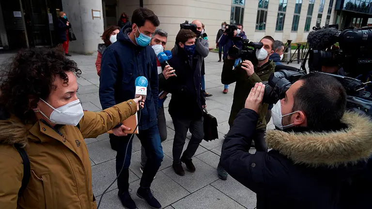 GRAFCAV2637. PAMPLONA, 01/02/2021.- El acusado, Daniel L.O, de 36 años (2i), sale este lunes del Palacio de Justicia de Pamplona, tras alcanzar un acuerdo con la fiscalía en el que ha sido condenado a 115 años de prisión por delitos de atentado contra la intimidad contra 129 mujeres, 48 de ellas menores de edad comprendidas entre los 13 y los 17 años. EFE/Iñaki Porto ***POOL***
