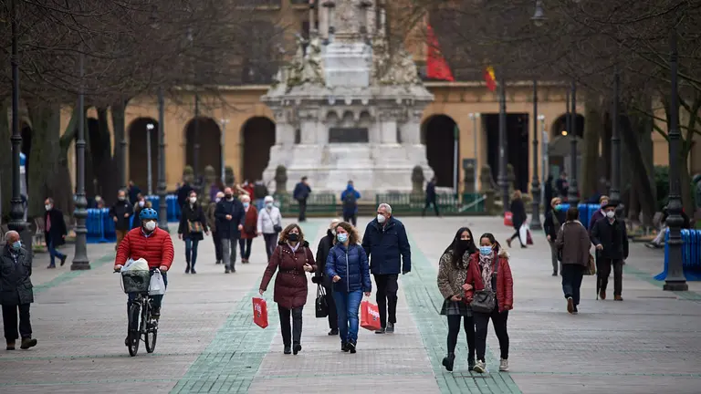 Personas caminan por el paseo sarasate de Pamplona durante la tercera ola del coronavirus en la Comunidad Foral. MIGUEL OSÉS