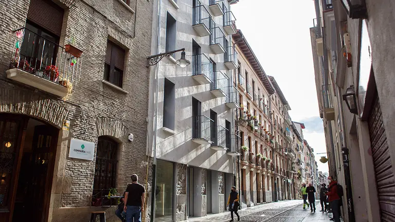Edificio rehabilitado para su uso como viviendas de alquiler joven. GOBIERNO DE NAVARRA