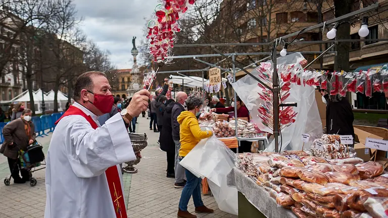 Bendiciones de los puestos con motivo de San Blas, esta vez en el paseo Sarasate a consecuencia del coronavirus. PABLO LASAOSA
