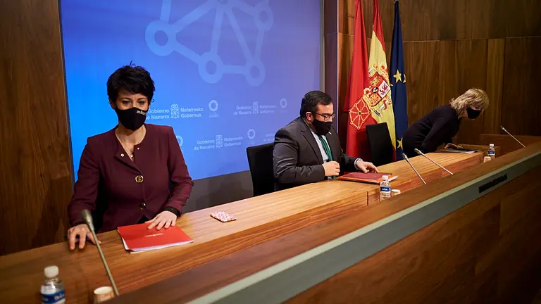 Elma Sáiz, consejera de Hacienda del Gobierno de Navarra, Javier Remírez, vicepresidente y Ana Ollo consejera de Relaciones ciudadanas ofrecen una rueda de prensa después de la Sesión de Gobierno. PABLO LASAOSA
