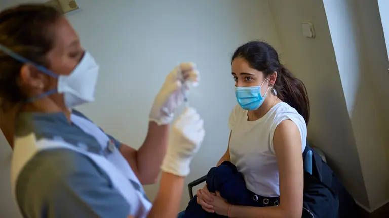 La Clínica Universidad de Navarra sigue con la vacunación de sus trabajadores con la dosis de Moderna, durante la tercera ola del coronavirus en la Comunidad Foral. MIGUEL OSÉS
