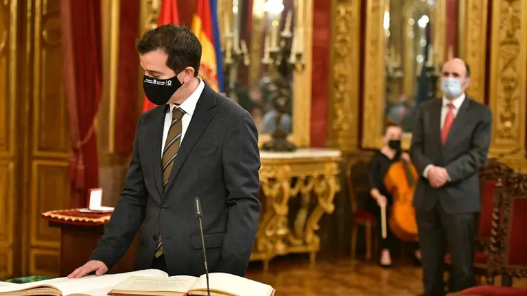 El nuevo consejero de Desarrollo Económico de Navarra, Mikel Irujo, toma posesión del cargo delante del exconsejero Ayerdi, imputado por corrupción. PABLO LASAOSA