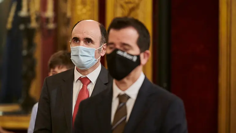 El nuevo consejero de Desarrollo Económico de Navarra, Mikel Irujo, toma posesión del cargo relevando al exconsejero Ayerdi, imputado por corrupción. PABLO LASAOSA