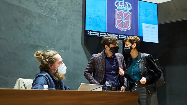 Maiorga Ramírez(i) junto a Pablo Azcona(c) y María Chivite en el Parlamento. PABLO LASAOSA