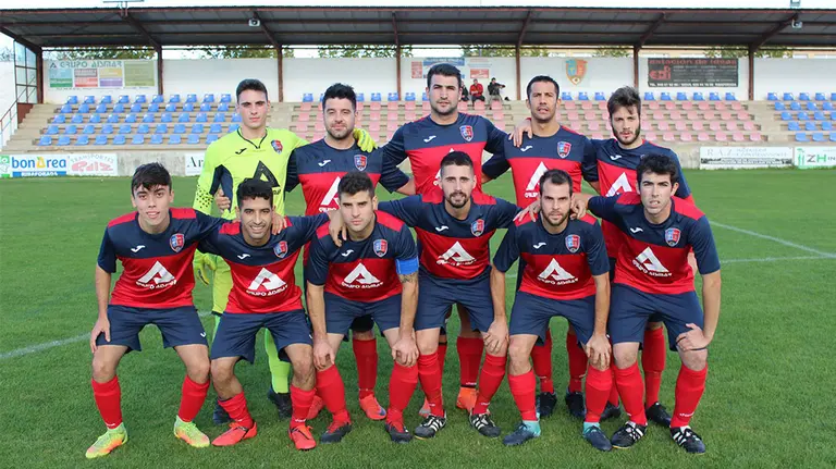 Equipo titular del CD Ribaforada en su campo de San Bartolomé. Cedida.