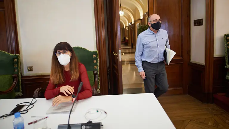 Maite Esporrín, miembro del PSN, junto a Joxe Abaurrea, miembro de EH Bildu, durante el pleno del Ayuntamiento de Pamplona. MIGUEL OSÉS