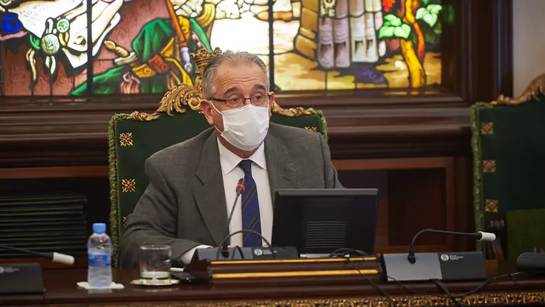 El alcalde de Pamplona, Enrique Maya, en el pleno del ayuntaminto. MIGUEL OSÉS
