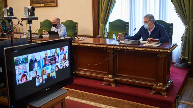 Joseba Asirón, miembro de Eh Bildu, durante el pleno del Ayuntamiento de Pamplona. MIGUEL OSÉS