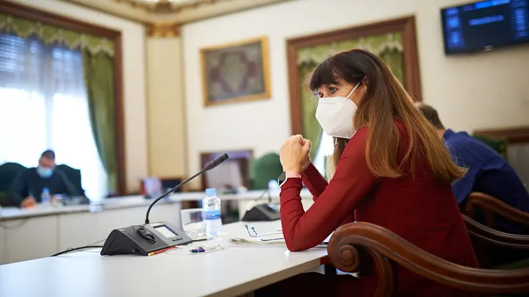 Maite Esporrín, miembro del PSN, durante el pleno del Ayuntamiento de Pamplona. MIGUEL OSÉS