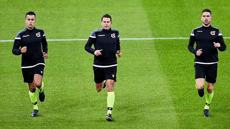 El árbitro Figueroa Vázquez, en el centro de la imagen, junto a sus asistentes. Europa Press.