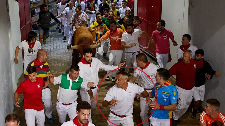 Jokin Zuasti, entre varios corredores en el octavo encierro de los Sanfermines de 2019 con la ganadería de Miura en el tramo de Telefónica y la bajada del callejón. IÑIGO ALZUGARAY