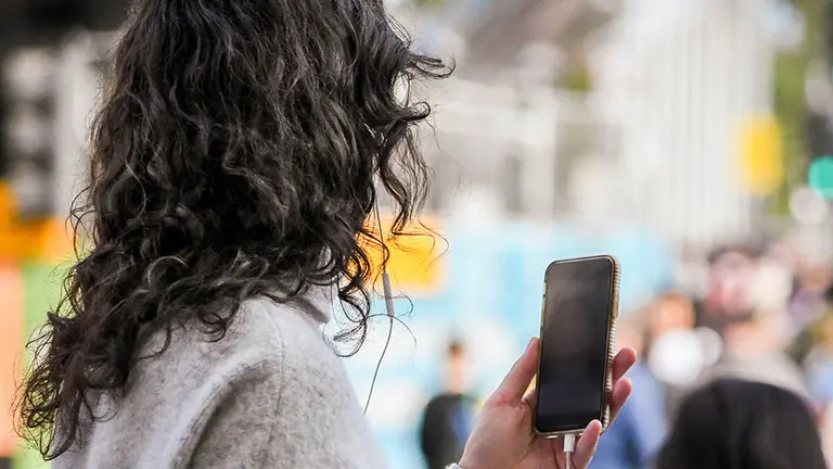 Una mujer habla por videollamada. ARCHIVO