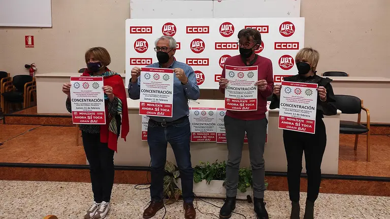 De izquierda a derecha, Pilar Arriaga (CCOO), Jesús Santos (UGT), Chechu Rodríguez (CCOO) y Marisol Vicente (UGT), antes de ofrecer una rueda de prensa. EUROPA PRESS