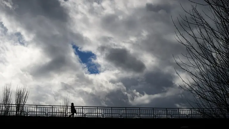 Una mujer camina por la calle en un dia de lluvia durante la tercera ola del coronavirus en Pamplona. MIGUEL OSÉS