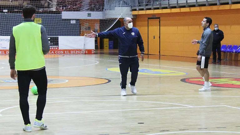 José Lucas Mena 'Pato' hablando con sus jugadores en un entrenamiento en Tudela. Cedida.