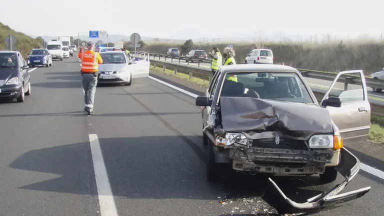 Imagen de uno de los vehículos tras el impacto. POLICÍA FORAL