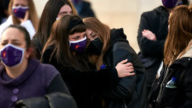 Concentración convocada en disconformidad con la sentencia por la que el jefe de una agencia de modelos cumplirá un máximo de cinco años de cárcel por grabar desnudas, sin su consentimiento, a 129 mujeres, muchas de ellas menores. PABLO LASAOSA