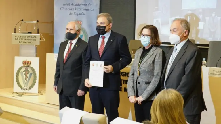 De izquierda a derecha, el presidente de la Real Academia de Ciencias Veterinarias de España, Arturo Anadón; el catedrático de la UPNA premiado, José Antonio Mendizabal; la presidenta de la Sección de Historia de la Academia,  Mª Cinta Mañé; y el presidente del Colegio de Veterinarios de Madrid, Felipe Vilas. UPNA