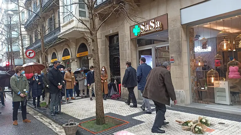 Placa en honor a Fernando Múgica en San Sebastián. EUROPA PRESS
