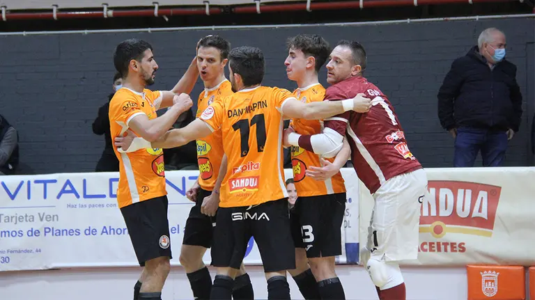 Los jugadores del equipo navarro celebran su goleada sobre el Peñíscola. @RiberaNavarraFS