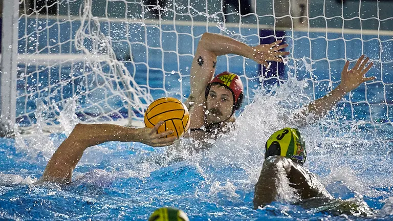 El Waterpolo Navarra se enfrenta al Sant Andreu en el Amaya de Pamplona. PABLO LASAOSA