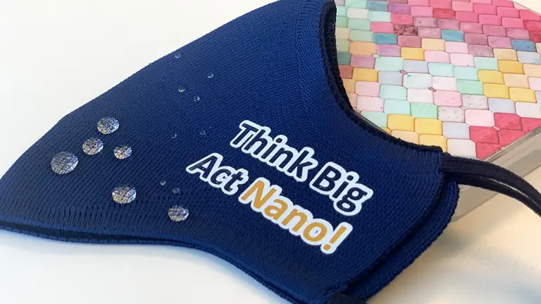 Una mascarilla tratada con VIRUPROTEC mostrando su impermeabilización. CEDIDA