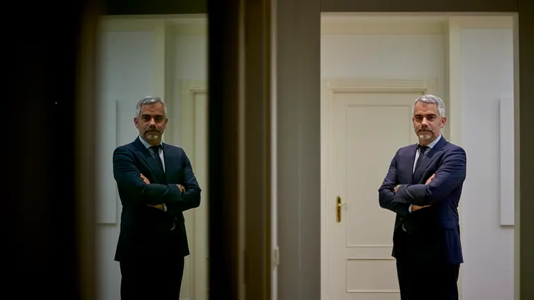 Arturo Del Burgo, de Ecija abogados, posa en su despacho durante la entrevista. PABLO LASAOSA