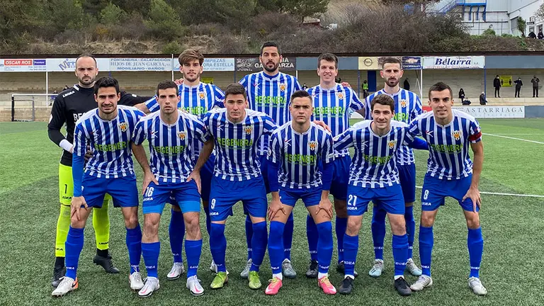 Equipo titular del conjunto de Estella ante el Calahorra en Merkatondoa. @CD_Izarra