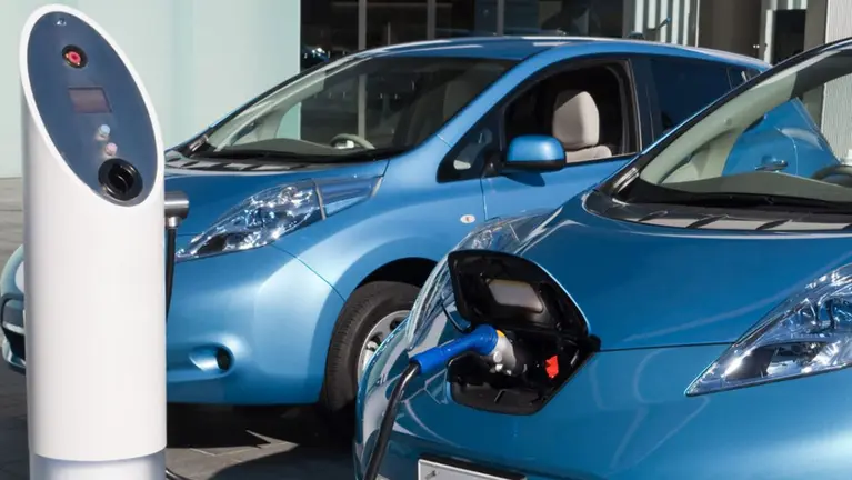 Dos vehículos eléctricos en un puesto de carga. GOBIERNO DE NAVARRA