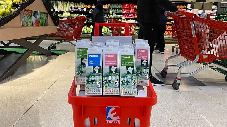 Envases de leche de la marca Eroski. CEDIDA