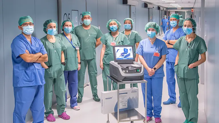 El Complejo Hospitalario de Navarra utiliza una nueva técnica quirúrgica para los problemas benignos de la próstata. De izda. a dcha.: David García Calero, Carmen Larumbe Andueza, Cristina Urdániz Biurrun, Jesús Jiménez Calvo, Mª Jose Esteban Panizo, Cristina Irisarri Nuin, Teresa Valls Martínez, Manuel Montesino Semper y Mª Jose Iriarte Aranguren, del Servicio de Urología del CHN. GOBIERNO DE NAVARRA