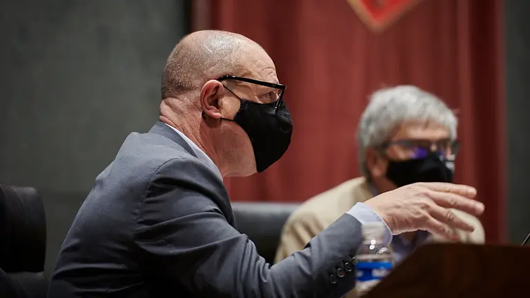 El consejero de Educación, Carlos Gimeno, comparece en el Parlamento para informar sobre el procedimiento de admisión del alumnado en centros educativos públicos y privados concertados de cara al próximo curso académico. PABLO LASAOSA 