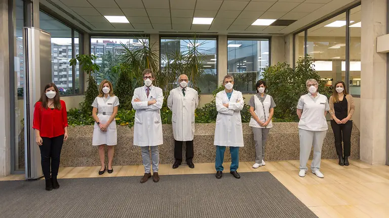 Miembros del equipo investigador de la Unidad de Ensayos Clínicos y el
Departamento de Cirugía Ortopédica y Traumatología. De izq. a dcha.: Marta Oñaderra,
Maria José Cabodevilla, el Dr. Rafael Llombart, el Dr. Carlos Villas, el Dr. Matías Alfonso,
Nuria Bravo, Idoia Sanz e Irene Canales. CEDIDA