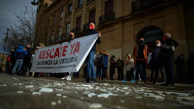 La Asociación de Hostelería y Turismo de Navarra convoca un acto de protesta por la situación que vive el sector hostelero por las restricciones ante la pandemia. MIGUEL OSÉS