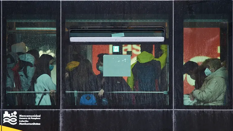 Una villavesa llena de gente con mascarillas y ventana abierta durante la tercera ola del coronavirus en la Comunidad Foral. MIGUEL OSÉS