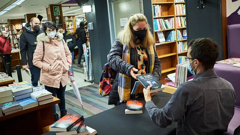 El escritor Ibón Martín firma ejemplares de su nueva novela “La hora de las gaviotas” en la librería Elkar de Pamplona. PABLO LASAOSA 