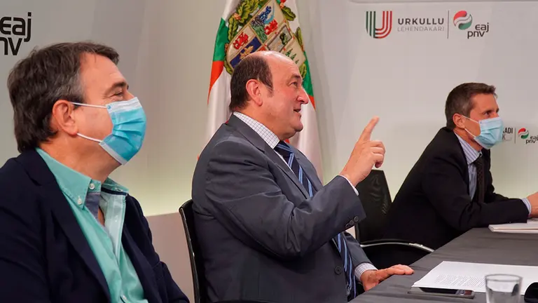 El presidente del PNV, Andoni Ortuzar, (c) habla con el líder opositor venezolano Juan Guaidó, en presencia del portavoz del congreso Aitor Esteban (i) donde le ha trasmitido este viernes el apoyo de su partido en el Congreso y el Senado para demandar unas elecciones libres y con garantías democráticas en Venezuela. EFE/PNV