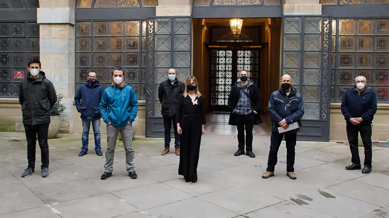 Foto de grupo de los alcaldes con la directora general de Interior, previa a la firma de los convenios. GOBIERNO DE NAVARRA