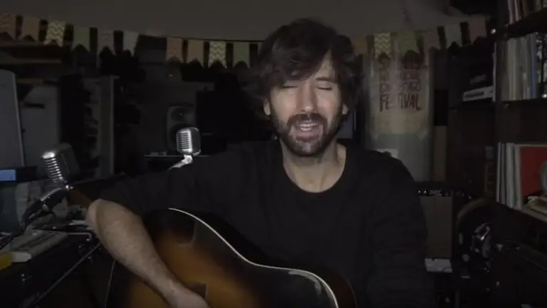 El cantante David Otero durante la presentación de su canción dedicada a los pacientes de los hospitales. CEDIDA